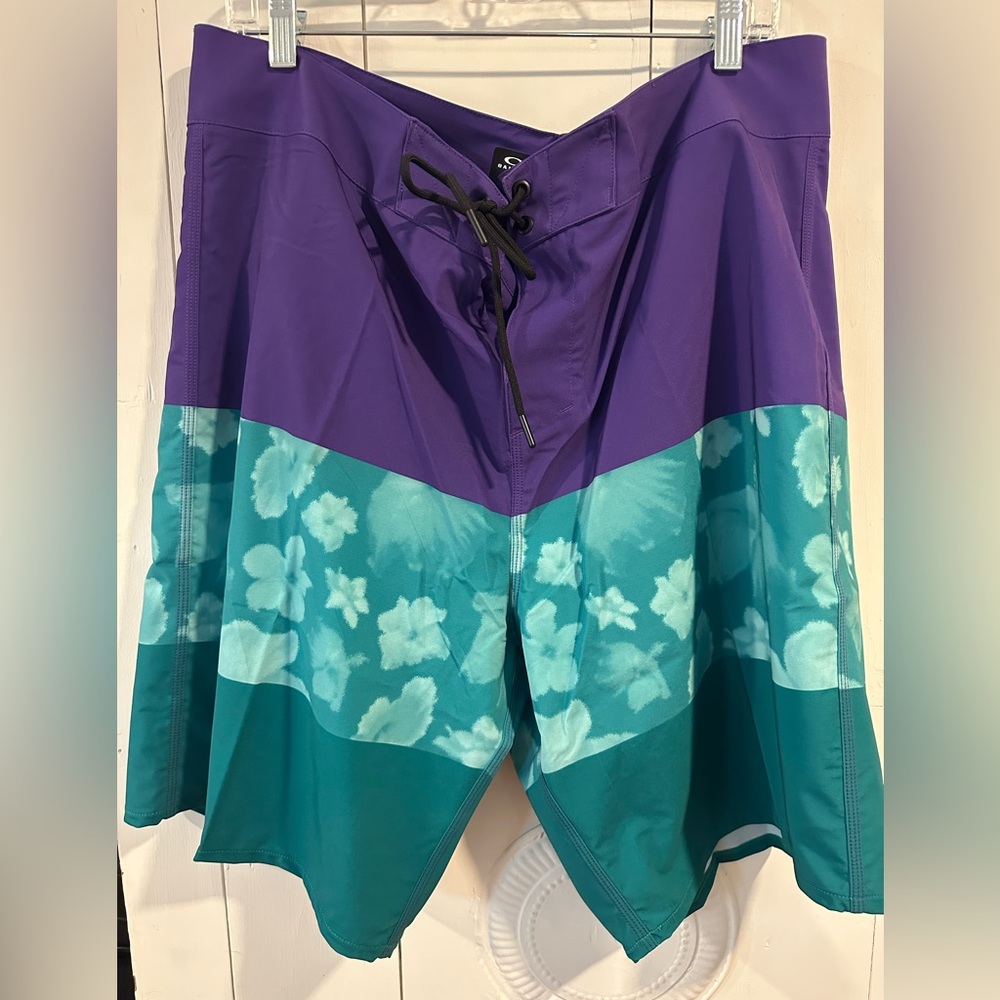 Price drop! 🚨🚨 NWT Oakley Colorblock Printed Board Shorts, Size 38